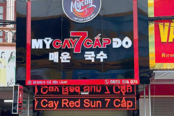 Biển vẫy mì cay được gắn vuông góc trước biển chính