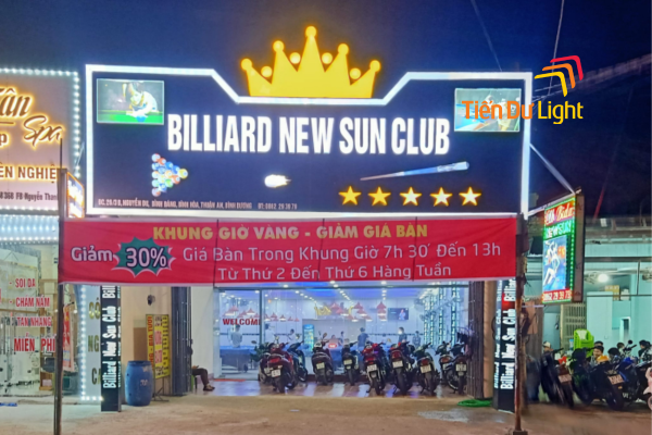 Biển vẫy quán bida được treo vuông góc mặt tiền cửa hàng