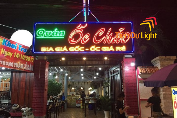 Biển vẫy thường được đặt trước mặt tiền quán