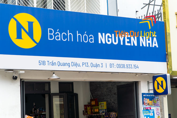 Biển vẫy tạp hóa được gắn trước mặt tiền cửa hàng