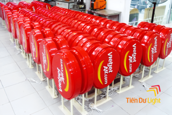 Biển vẫy Vietjet thiết kế theo bộ nhận diện hãng hàng không Việt Nam