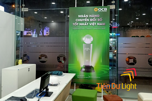 Bảng hiệu màu tương phản xanh lá cây, trắng, vàng ấn tượng