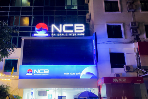 Bảng hiệu chữ nổi và hộp đèn mặt tiền