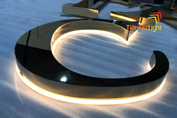 Chữ nổi sử dụng đèn led hắt sáng chân