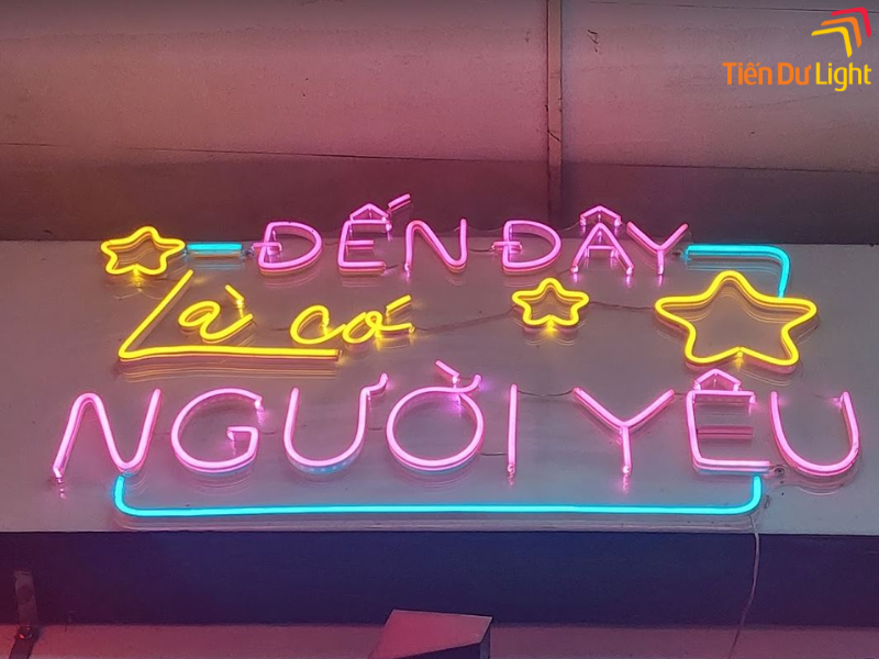 Chữ led neon uốn nổi trên nền mica trong suốt