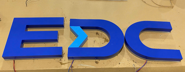 Đặc điểm nổi bật của chữ inox chân mica cháo