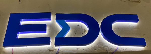 Mẫu chữ inox chân mica cháo đẹp do Tiến Dư Light thực hiện