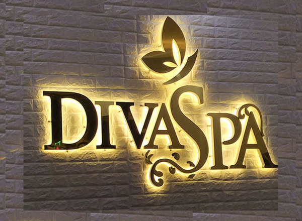 Đặc điểm của chữ inox hắt chân