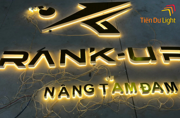 Ứng dụng của chữ inox hắt sáng chân trong biển quảng cáo