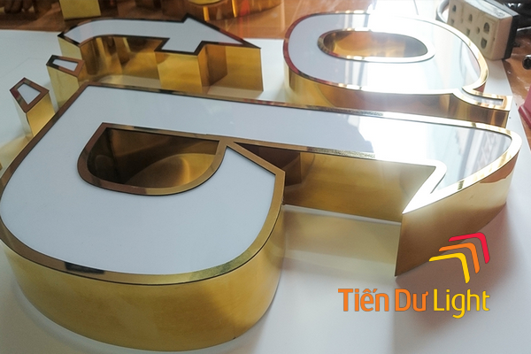 Đặc điểm của chữ inox lồng mặt mica
