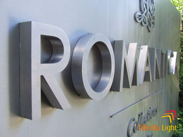 Chữ inox trắng xước có đặc trưng riêng