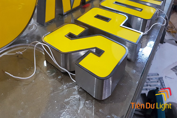 Đặc điểm của chữ mica viền inox