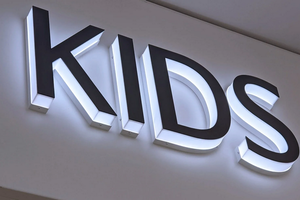 Chữ nổi bảng hiệu ứng dụng cho những không gian nào?