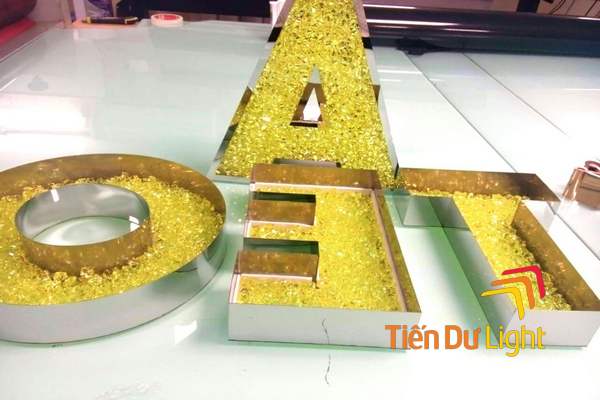 Tìm hiểu về chữ nổi inox mặt acrylic giả đá