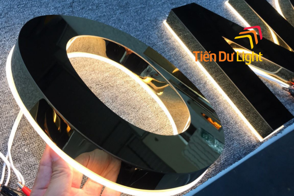 Kết hợp led hắt sáng tôn lên vẻ đẹp chữ nổi