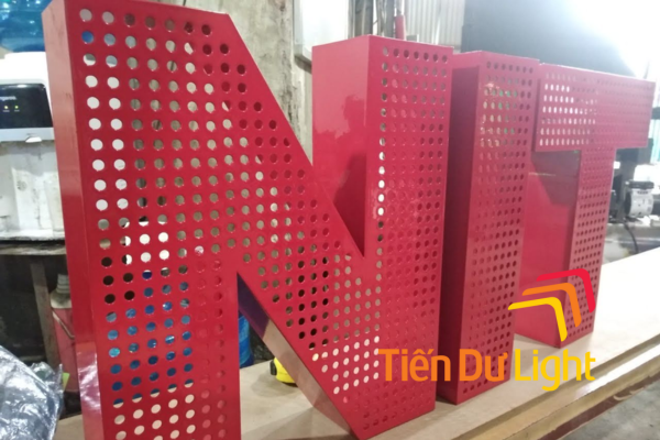 Chữ tôn sơn tĩnh điện được gia công từ tôn