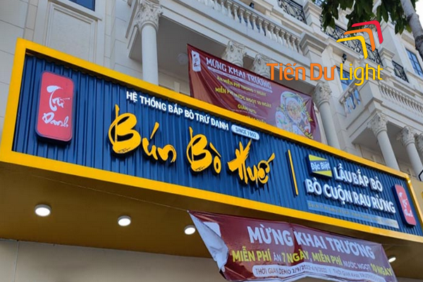 Chữ vàng nền xanh đậm ấn tượng