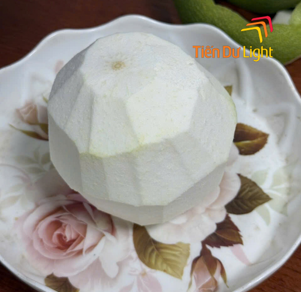 Thanh Trà Huế sau khi cắt bỏ lớp vỏ xanh, chỉ còn cùi trắng