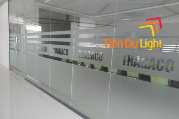 Dán decal mờ kính văn phòng in logo công ty