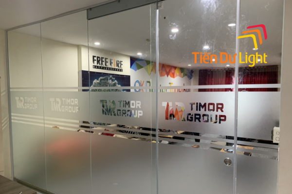 Mẫu decal mờ dán kính