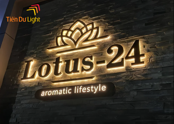 Lý do cần đèn chiếu sáng cho bảng hiệu