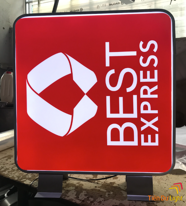 Hộp đèn hút nổi vuông với thiết kế sắc nét, hiệu ứng ánh sáng nổi bật