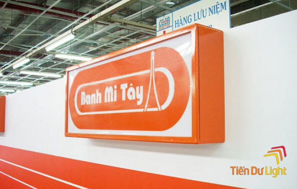 Hộp đèn mica dán decal sắc nét, nổi bật thương hiệu cả ngày lẫn đêm