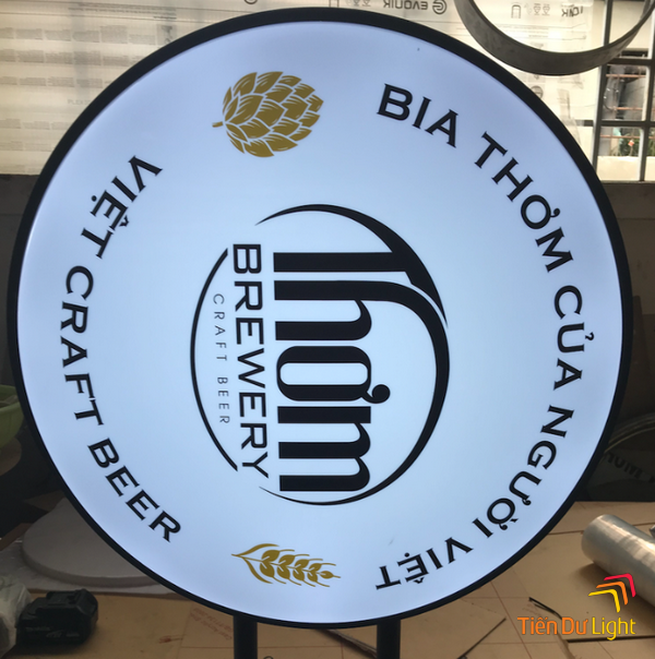 Hộp đèn tròn quảng cáo gắn trụ