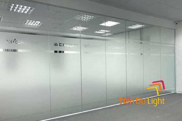 In decal dán kính quảng cáo đẹp, độc đáo