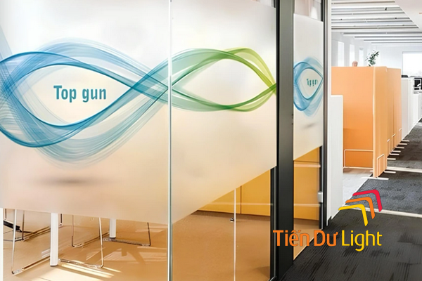 In decal dán kính quảng cáo đẹp, chuyên nghiệp