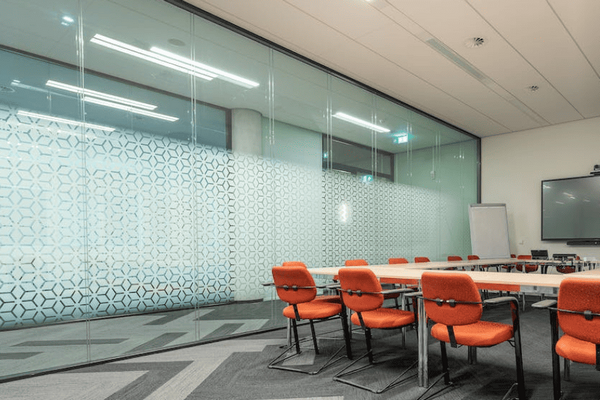 Ưu điểm của in decal mờ dán kính