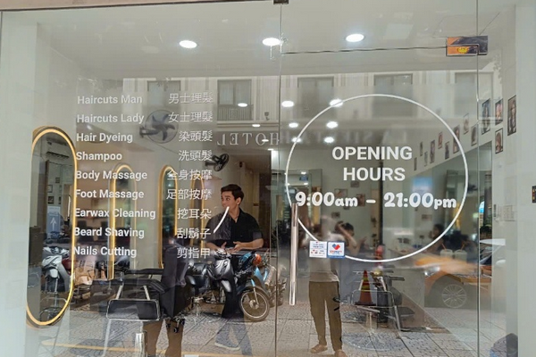 In UV decal trong nhiều người lựa chọn để dán kính