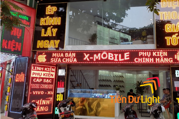 Bảng hiệu treo được gắn vuông góc với mặt tiền