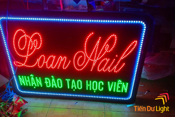 Kích thước hộp đèn quảng cáo chuẩn cần phù hợp với mặt tiền cửa hàng