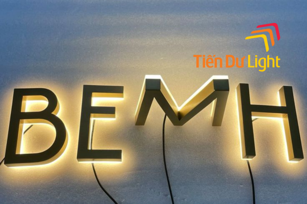 Chữ inox hắt sáng chân