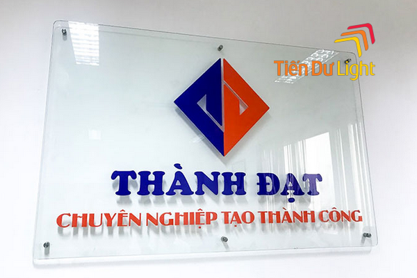 Lợi ích của việc làm bảng hiệu mica dán decal