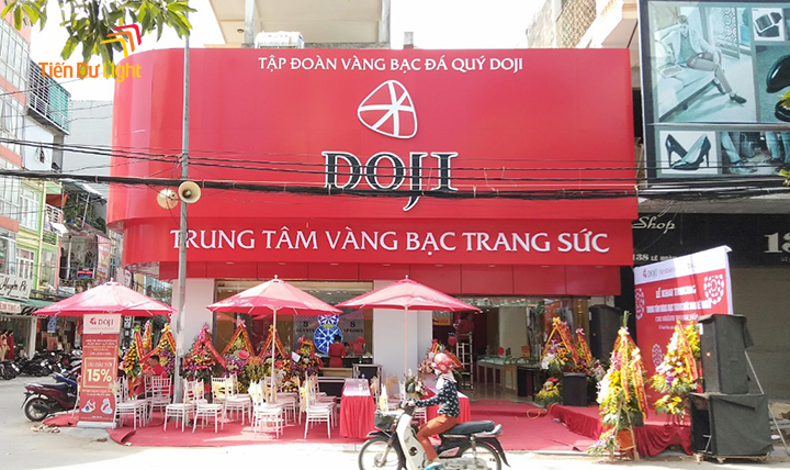 Biển quảng cáo nền alu đỏ sang trọng