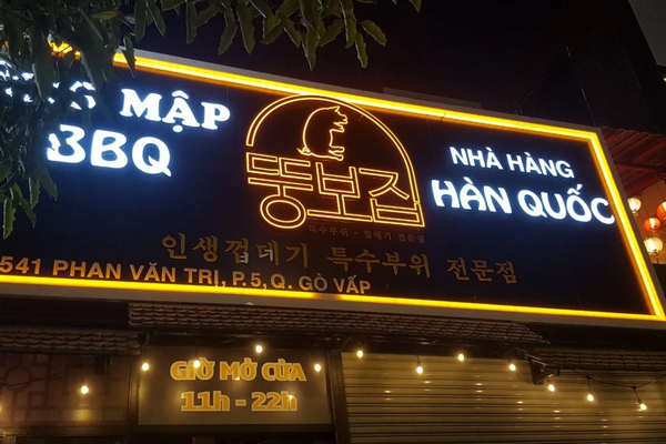 Thi công, làm biển quảng cáo mica dán decal