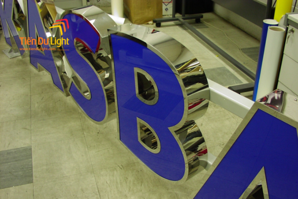 Logo tên công ty mặt mica lọng viền đẹp