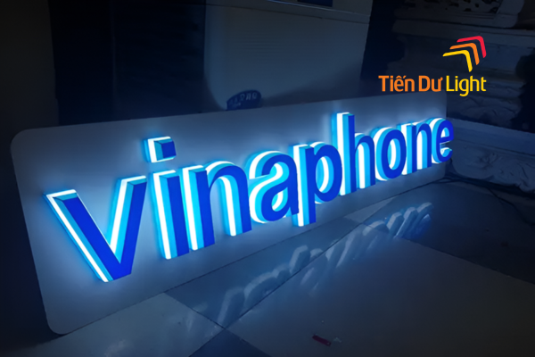Logo mica chữ nổi gắn đèn led
