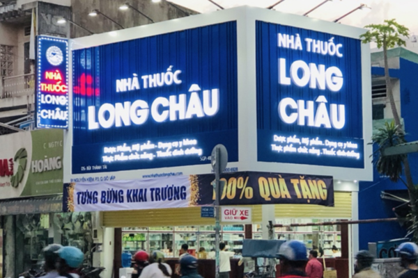 Kết hợp biển vẫy gia tăng nhận diện cho quầy thuốc