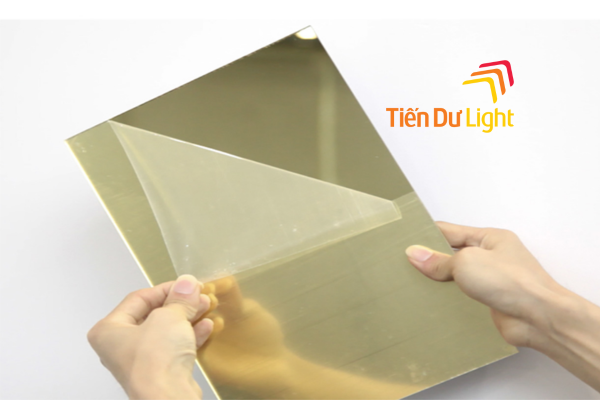 Bề mặt sáng chiếu phản bóng gương như thật