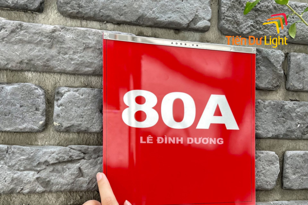 Bề mặt mica phản chiếu ánh sáng đồng đều, màu sắc tươi sáng