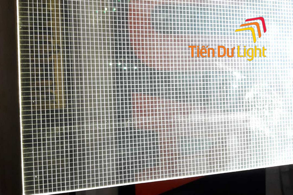 Mica xuyên sáng có đặc điểm gì nổi trội?