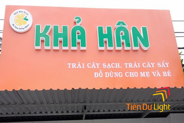 Bảng hiệu nền cam, chữ xanh đối lập màu sắc, tạo ấn tượng thị giác