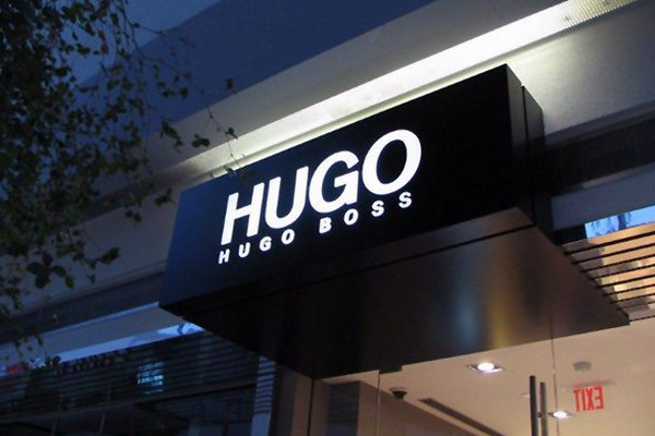 Nền đen chữ màu gì phù hợp cho bảng hiệu?