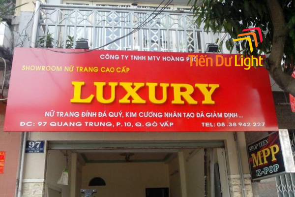 Mẫu bảng hiệu nền đỏ chữ vàng