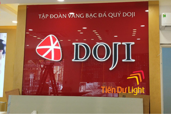 Màu nền đỏ tượng trưng cho sự may mắn sang trọng