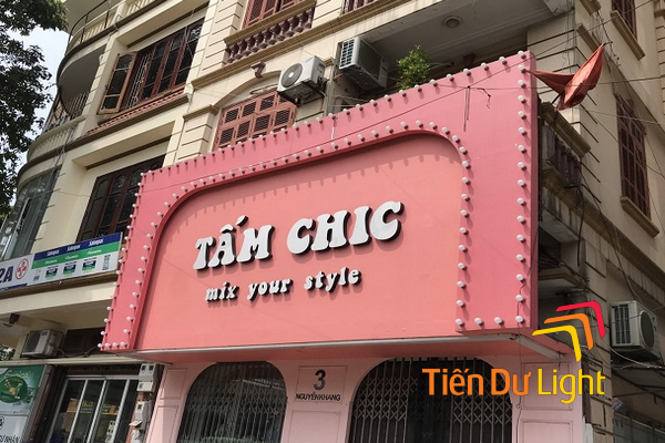 Bảng hiệu nền hồng chữ trắng sang trọng, tinh tế