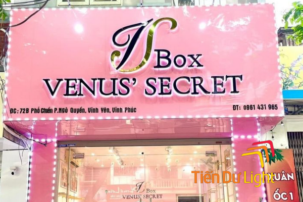 Bảng hiệu nền hồng chữ đen, nổi bật, hiện đại